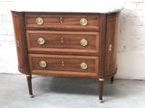 une petite commode avec un plateau en marbre