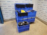 une pile de caisses bleues à roulettes contenant divers objets