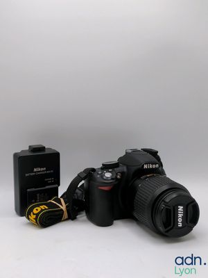 un appareil photo et une batterie sur un fond blanc