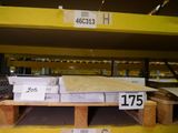 de nombreux cartons sur une palette dans un entrepôt