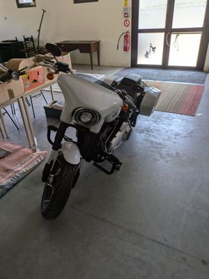 un motocycle garé à l'intérieur d'un bâtiment