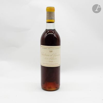 une bouteille de vin posée sur une table blanche