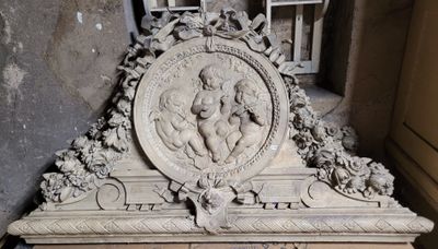 une statue représentant un homme et une femme posée sur une table