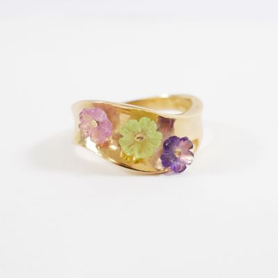 Bague : en or 750 mil. à décor mouvementé centrée de trois p…