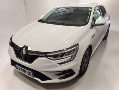 La voiture blanche est garée dans une pièce blanche, sur un fond blanc.