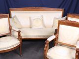 quatre chaises et un canapé dans une pièce