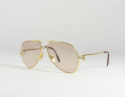 une paire de lunettes de soleil sur fond blanc