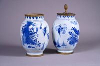 Paire de vases de forme ovoïde en porcelaine de Chine à déco… (photo 2)