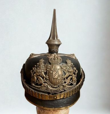 un casque posé sur un bouchon surmonté d'une couronne