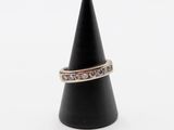 un cône noir surmonté d'une bague en diamant