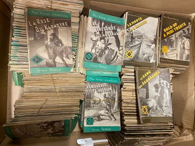 beaucoup de livres dans une boîte sur la table