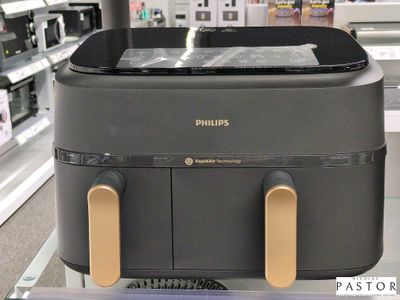 un appareil électronique noir et doré exposé dans un magasin