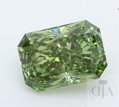 un gros plan d'un diamant vert sur une surface blanche