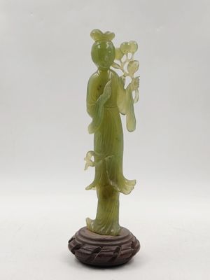 statue d'une femme tenant une fleur à la main