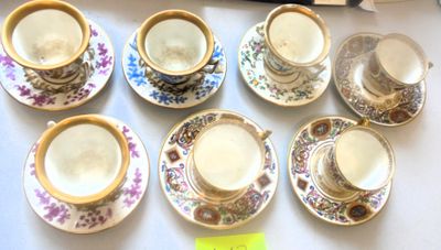 six tasses et soucoupes sont alignées sur une table