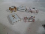 cinq pièces de porcelaine différentes posées sur une table