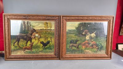 Deux tableaux représentant des chevaux et des chiens sont exposés dans une pièce.