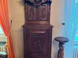 une grande armoire en bois dans un coin du salon