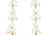 une paire de boucles d'oreilles en perles et diamants