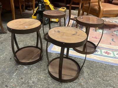 trois tables posées à même le sol