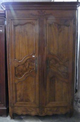 une armoire en bois dans une pièce où se trouve une horloge