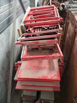 beaucoup de boîtes rouges empilées les unes sur les autres
