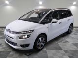 la citrole blanche est garee sur un carrelage en damier