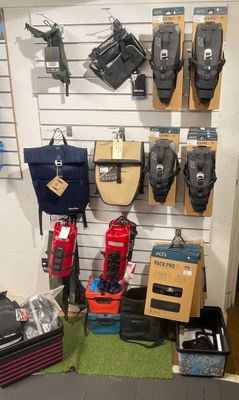 de nombreux articles variés accrochés au mur du magasin