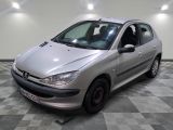 la photo d'une voiture argentée garée dans un garage