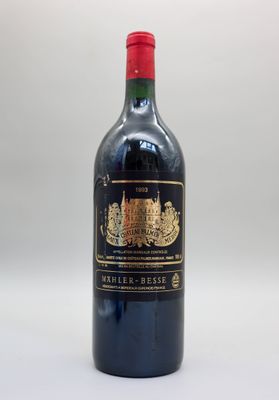 la bouteille de vin rouge est posée sur la table