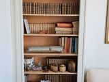 une bibliothèque remplie de livres, placée dans un coin de la pièce