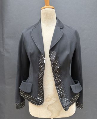 un gros plan sur un mannequin portant une veste à pois