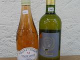 deux bouteilles de vin posées sur une table l'une à côté de l'autre