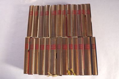 plusieurs livres sont empilés sur une surface blanche