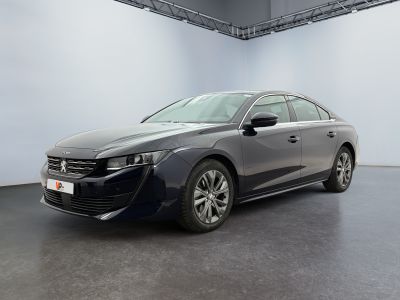 La nouvelle Volkswagen Artero est garée dans une grande pièce