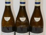trois bouteilles de vin sont alignées sur une surface blanche