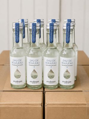 six bouteilles d'eau posées sur une boîte en carton