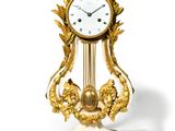une horloge posée sur un socle en marbre