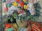 tableau représentant un vase de fleurs posé sur une table, à côté d'un livre