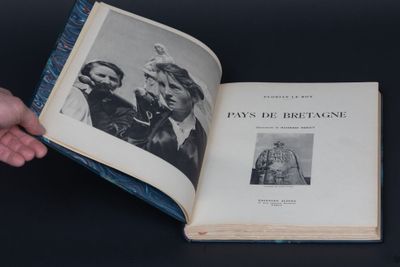 un livre ouvert avec la photo d'un homme et d'une femme