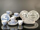 plusieurs assiettes, tasses et soucoupes bleues et blanches posées sur une table