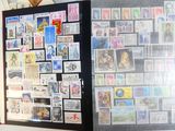 une photo d'un réfrigérateur recouvert de timbres et d'aimants