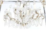 un lustre orné de nombreux cristaux suspendus