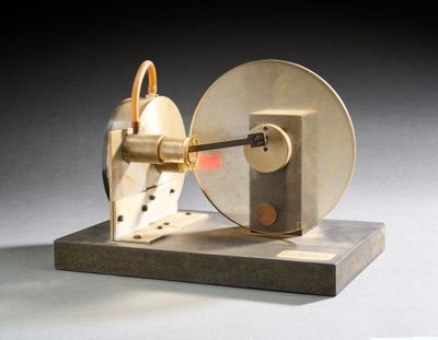 une maquette de machine d'où sort une lumière rouge