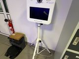 un téléviseur posé sur un trépied dans une pièce