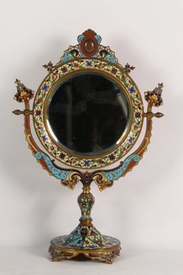 un miroir posé sur un pied, lui-même posé sur une table