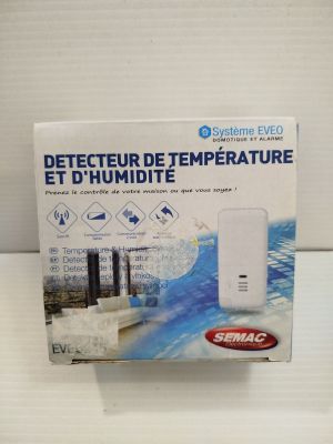 la boîte est posée sur une surface blanche, avec un logo bleu et blanc