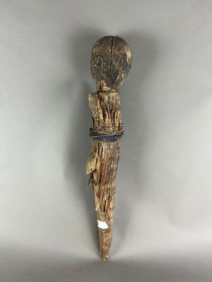 une image représentant une sculpture en bois d'une personne portant un chapeau sur la tête