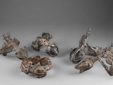 trois figurines en argent représentant des animaux et des oiseaux, posées sur un fond blanc