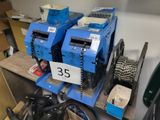 deux machines posées sur une étagère dans une pièce